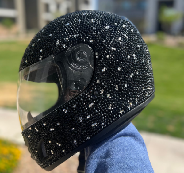 Helm dengan desain penuh glitter dan sparkle